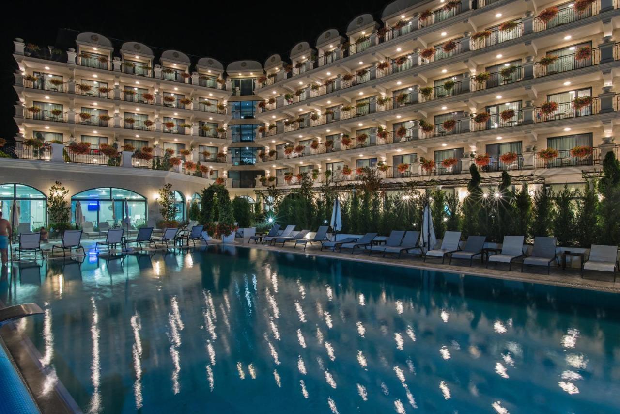 Casa Di Fiore Spa And Medical Hotel, Mineral Pools & Private Beach Кранево Экстерьер фото The hotel at night