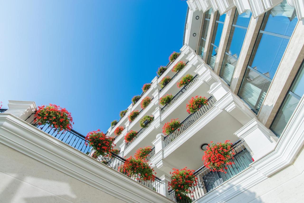 Casa Di Fiore Spa And Medical Hotel, Mineral Pools & Private Beach Кранево Экстерьер фото The hotel's balconies