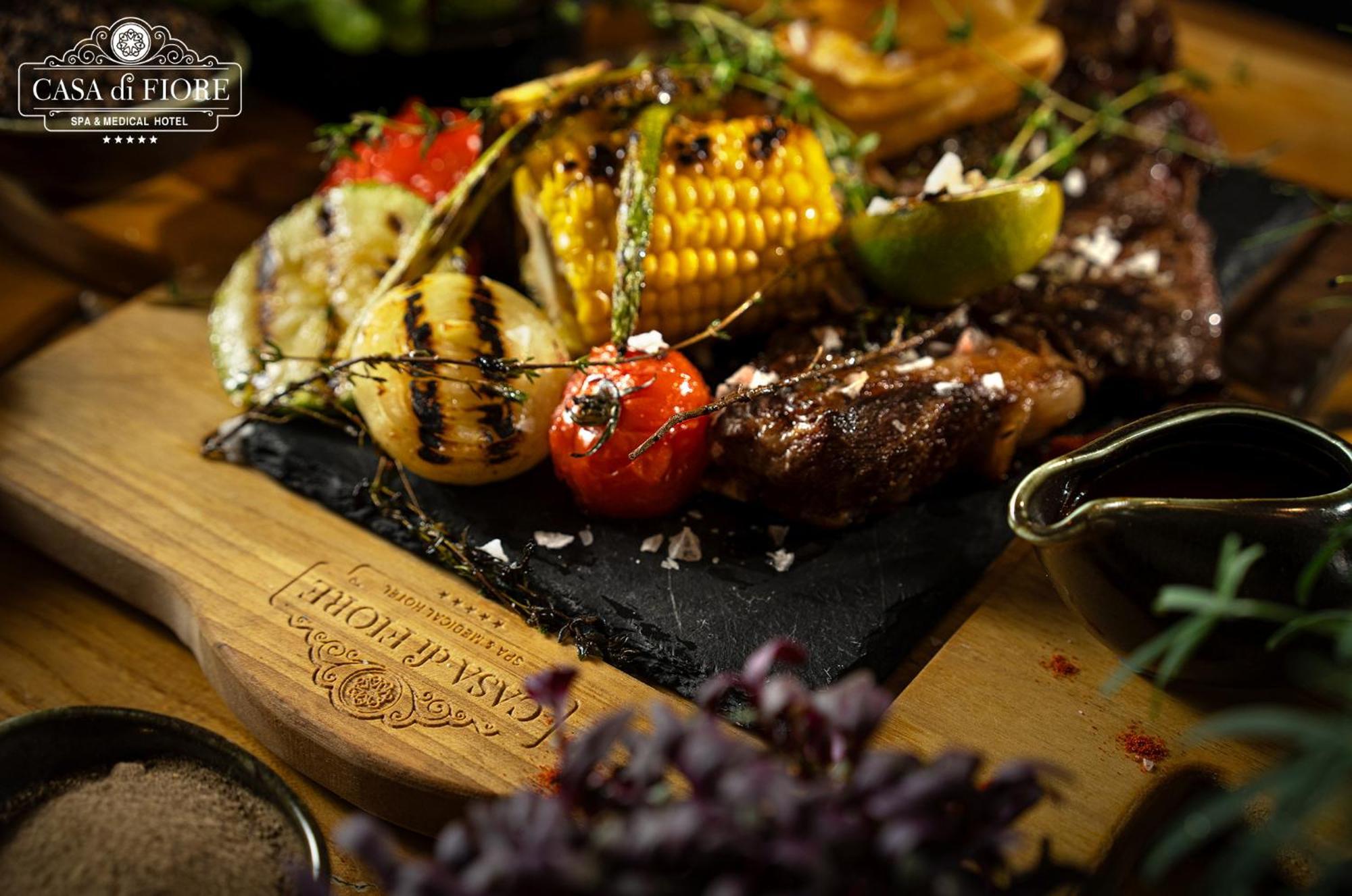 Casa Di Fiore Spa And Medical Hotel, Mineral Pools & Private Beach Кранево Экстерьер фото A grilled vegetable and meat platter