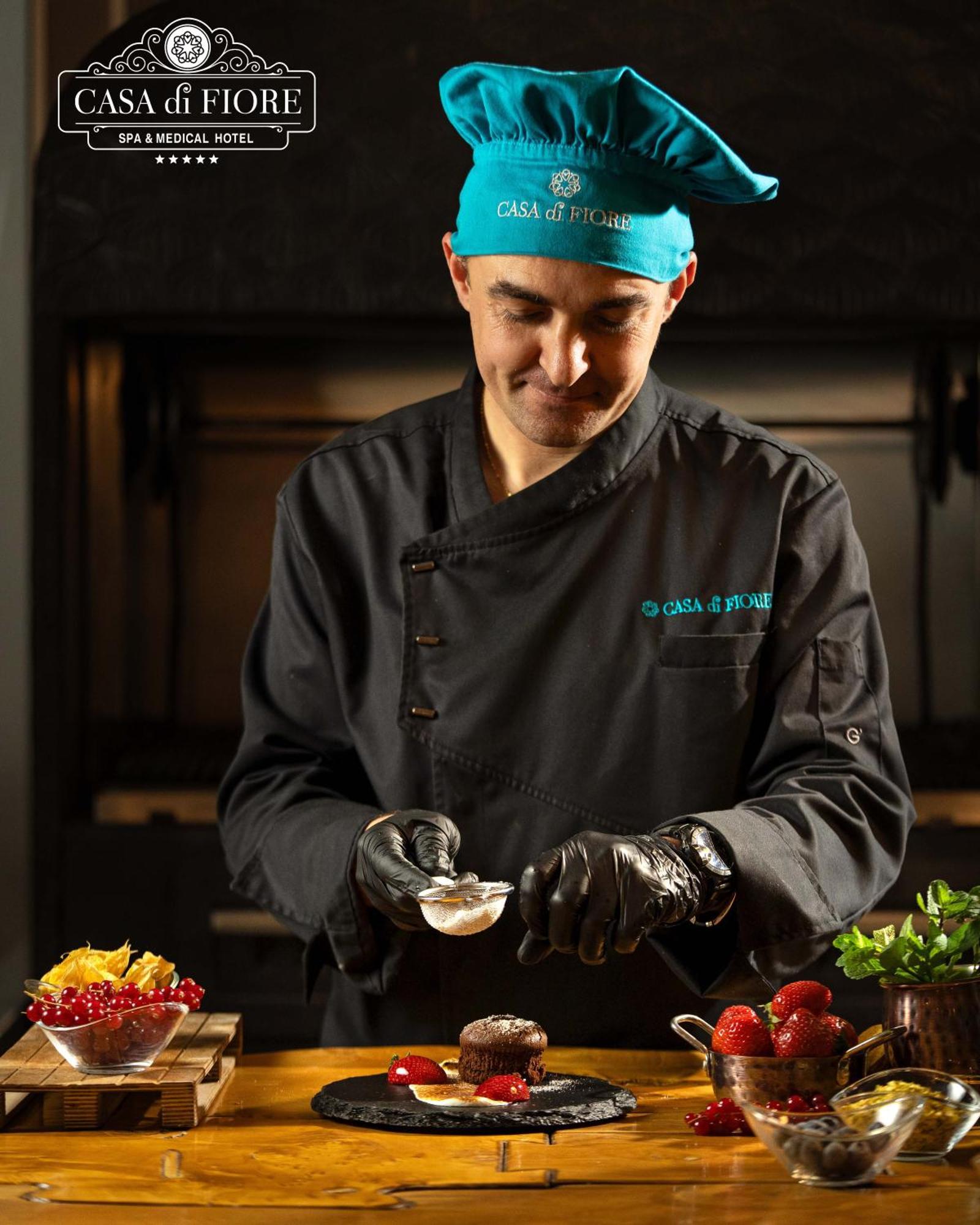 Casa Di Fiore Spa And Medical Hotel, Mineral Pools & Private Beach Кранево Экстерьер фото A chef preparing food
