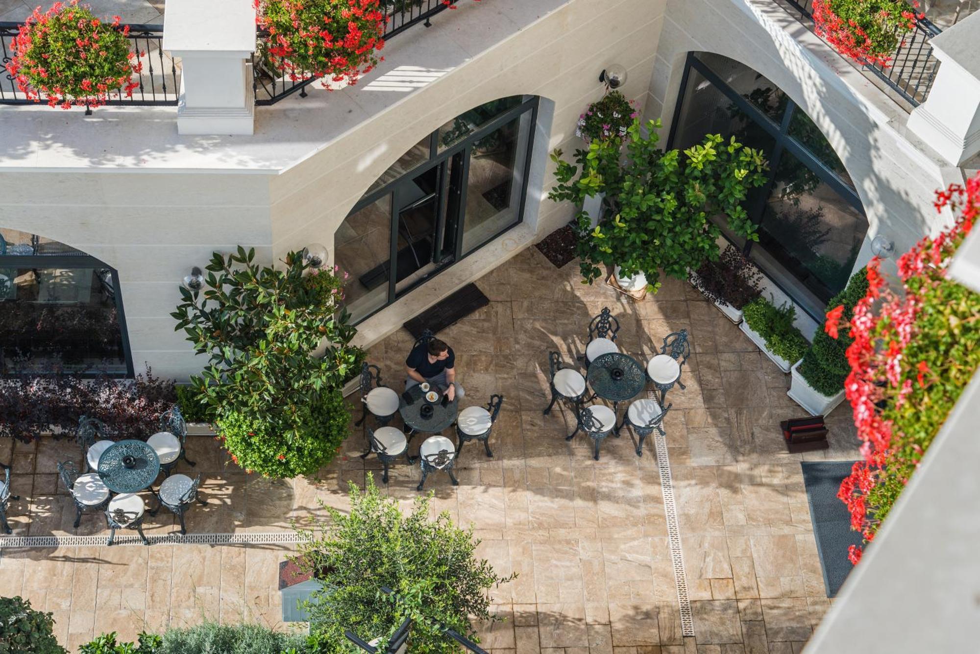 Casa Di Fiore Spa And Medical Hotel, Mineral Pools & Private Beach Кранево Экстерьер фото The courtyard of the hotel